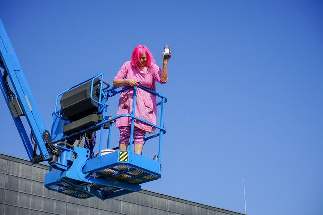 Ela Reitinger auf der Hebebühne bei Ginzinger. | Foto: Ginzinger electronic systems GmbH