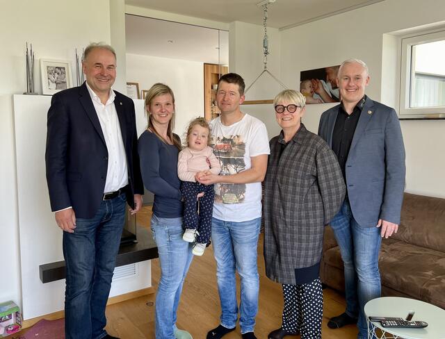 Die Eltern Magdalena und Manuel mit ihrem Sonnenschein Lea mit Gabriele Revertera (Präsidentin Soroptimistinnen), Gerald Mayrhofer (Präsident Lions, rechts) mit Lions Pastpräsident und Kleinzeller Roland Öhler, links). | Foto: Lions