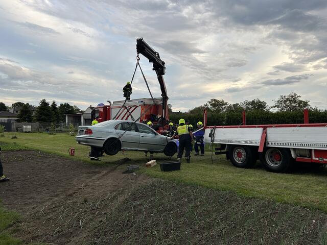 Die Feuerwehr Mattersburg hob das Auto mit dem Kran vom Feld.  | Foto: FF Mattersburg