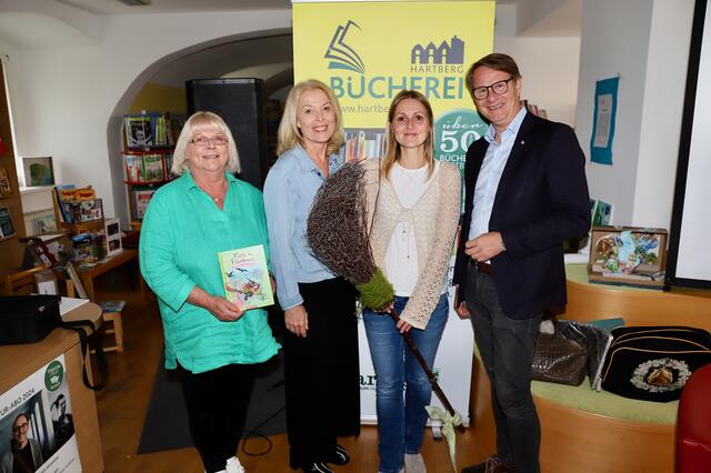 Bgm. Marcus Martschitsch, Rita Schreiner und Sieglinde Tunner (v.r.) bedankten sich bei Eleni Livanios für doe gelungene Lesung. | Foto: Alfred Mayer