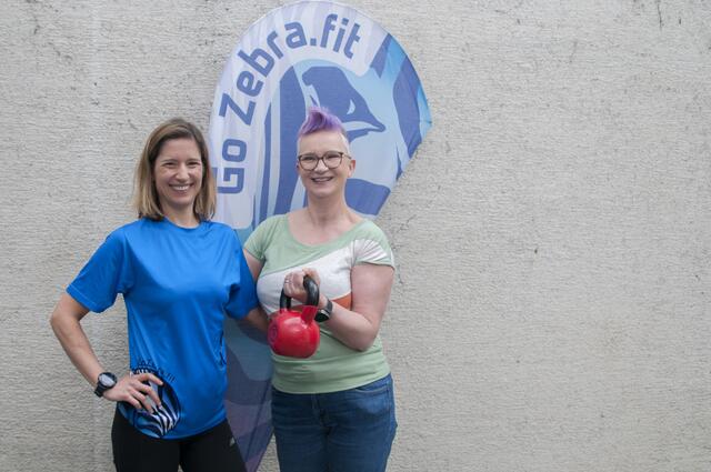 Brigitte Cummings (l.) bereitet ihren Schützling Monika Balogh auf Triathlon und Co. vor. Auch Einsteiger sind willkommen. | Foto: Wolfgang Unger