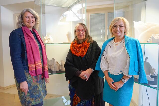Bürgermeisterin Elisabeth Blanik (r.), die evangelischen Pfarrerin Margit Leuthold (l.) i und Künstlerin Margarethe Oberdorfer. | Foto: Stadt Lienz/Bernd Lenzer