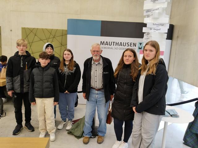 Der Modriacher Zeitzeuge Franz Göbl begleitete die Schülerinnen und Schüler zur Gedenkstätte. | Foto: Mittelschule Voitsberg