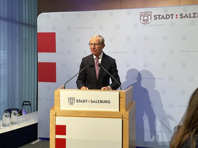 In seiner Rede bedankte sich Landeshauptmann Wilfried Haslauer (ÖVP) bei den scheidenden und den neuen Gemeinderätinnen und Gemeinden für ihr Engagement. | Foto: Philip Steiner