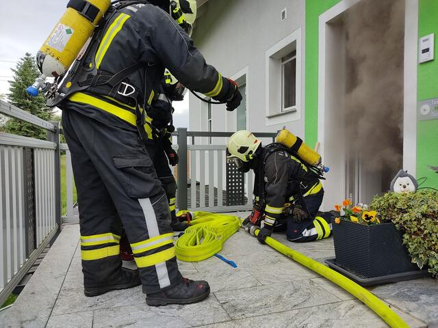 Durch die Qualmwand bei der Eingangstüre kämpften sich die Atemschutzkräfte der Stadtfeuerwehr Pinkafeld zum Brandherd vor. | Foto: Stadtfeuerwehr Pinkafeld