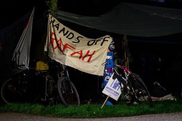 Palästinaflaggen sowie mehrere Banner mit eindeutig Israel-kritischen Botschaften zierten die Zeltkolonne. | Foto: MAX SLOVENCIK / APA / picturedesk.com