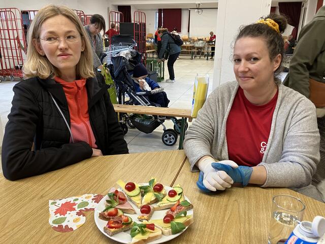 Die Ukrainerin Inna hilft als Übersetzerin mit. Rechts die jüngste "Ehrenamtliche" beim Caritas Team, Mona (34) | Foto: Stockmann