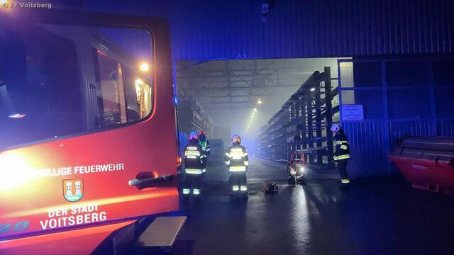 Die FF Bärnbach und die FF Voitsberg führten Nachlöscharbeiten in einer Bärnbacher Industriehalle durch. | Foto: FF Voitsberg