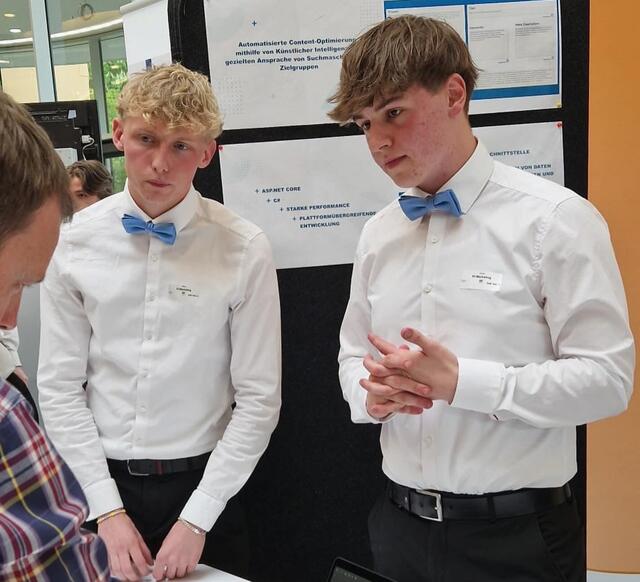 Die beiden Maturanten Marc Wurzinger und Jonas Dunkel erläuterten bei einem Stand ihre Diplomarbeit.  | Foto: HAK Feldbach 