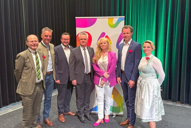 V. l.: Oswin Donnerer, 1. Vizebürgermeister sowie Referent für Kultur und Kunst; Stephan Engelhart, Stadtrat sowie Referent für räumliche Entwicklung und Raumordnung; Christoph Prassl, Stadtrat sowie Referent für Sport und Freizeit; Ingo Reisinger, Bürgermeister der Stadt Weiz; Monika Langs, 2. Vizebürgermeisterin; Patrick König-Krisper, Stadtrat sowie Referent für Finanzen, Standortmanagement und Stadtmarketing; Bettina Bauernhofer, Stadträtin sowie Referentin für Familien und Bildung | Foto: Stadtgemeinde Weiz