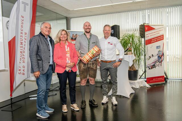 vlnr: Bartl Gensbichler, Direktorin Maria Wiesinger, Absolvent Stefan Rieser, Skisportlicher Leiter Gernot Wagner | Foto: Traumbild Gerhard Wolkersdorfer