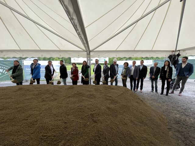 Der Spatenstich für das Hochwasserschutzprojekt Gradnerbach mit viel Prominenz. | Foto: Almer