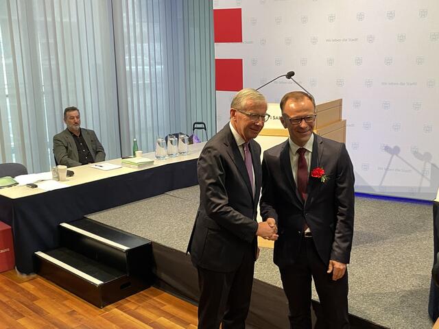 Landeshauptmann Wilfried Haslauer (ÖVP) gelobte Bernhard Auinger (SPÖ) als neuen Bürgermeister der Stadt Salzburg an. | Foto: Philip Steiner