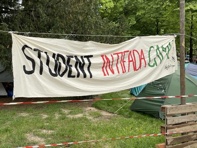Die Studierenden bezeichnen ihren Zeltplatz selbst als "Intifada-Camp". | Foto: Andreas Pölzl/RMW