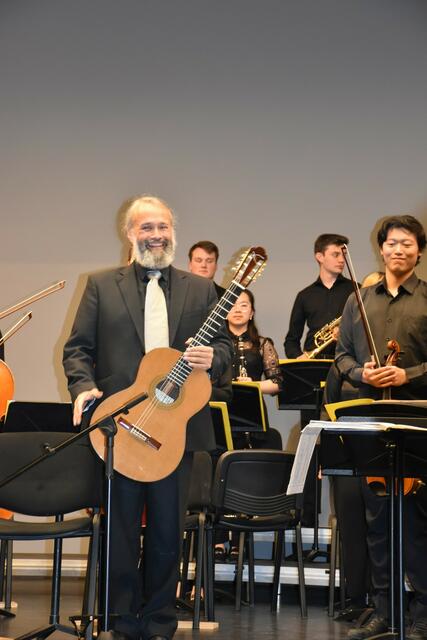 Ein strahlender Gabriel Guillen beim ersten Gitarrensymposium in der Joseph Haydn Privathochschule. | Foto: JHP Eisenstadt
