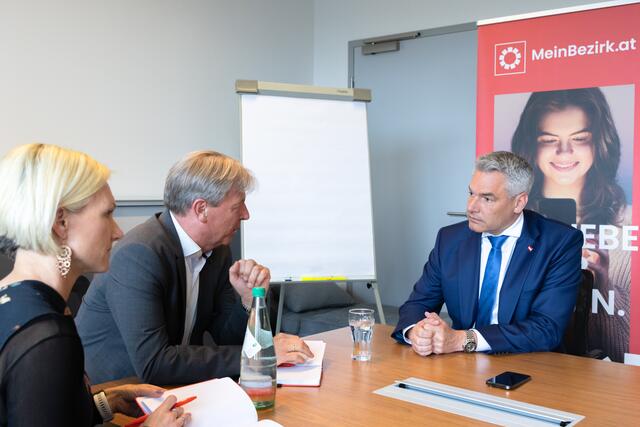 Bundeskanzler Karl Nehammer im Gespräch mit MeinBezirk.at über Wohnen, Wahlen und Infrastruktur. | Foto: Konstantinov