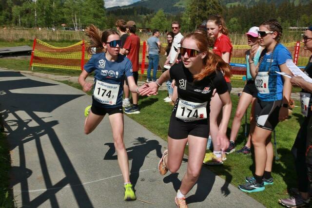Übergabe beim Staffellauf am Schwarzsee. | Foto: Naturfreude