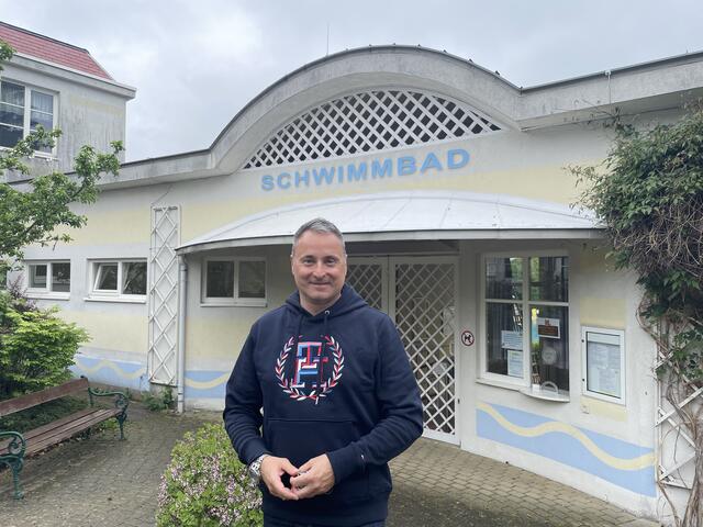 Bürgermeister Michael Cech gibt einen Einblick in die Badesaison des Gablitzer Schwimmbades. | Foto: Nina Taurok