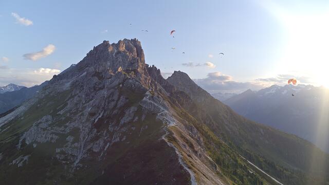 Paragleiterinnen und Paragleiter nutzen auch im Stubaital die Thermik und schweben mit ihren Flugschirmen vom Elfer wieder hinab nach Neustift. Die Region bietet sowohl für Profis als auch für Anfängerinnen und anfänger Schnupperkurse und Tandemflüge an. | Foto: Elferbahnen Neustift