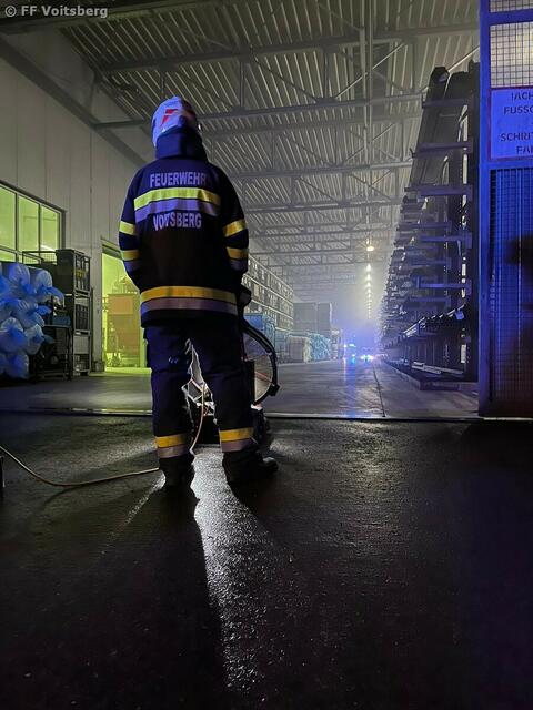 Der starke Rauch wurde aus der Industriehalle in Bärnbach entfernt. | Foto: FF Voitsberg