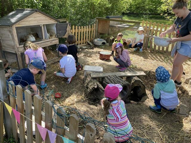 DIe Kinder konnten die Tiere am Finsterhof streicheln. | Foto: Finsterhof