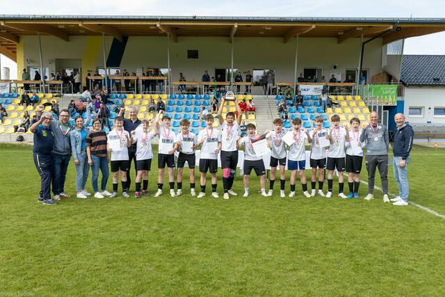 SKF Vorstand Robert Zeillinger, SKF Personalchefin Tina Hohenthanner sowie Bernhard Lengauer von TTI Steyr und Franz Burghuber vom ASV Behamberg/Haidershofen gratulieren dem stolzen Siegerteam vom SV Garsten/USV St. Ulrich.   
 | Foto: SKF Österreich, Alexander Riedler 
