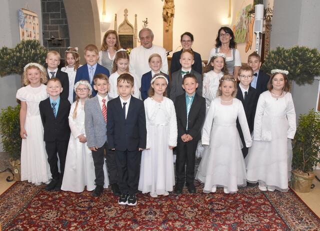 1. Reihe v.l.n.r.: Elena Meixner, Gabriel Rossnagl, Sofia Zulus, Lukas Holzmann, Lukas Kühböck, Hannah Reiterer, Matteo Litschauer, Elsa Graf, Niklas Bechly und Valentina Haider
2. Reihe v.l.n.r.: Daniel Marksteiner, Julia Königsecker, Lorenz Fröhlich, Katharina Fuchs, Tim Kletzl, Niklas Haider-Scharf, Sarah Litschauer und Colin Haider
3. Reihe v.l.n.r.: Schulleiterin VOL Astrid Steindl, Pfarrer Ryszard Chycki, Religionslehrerin Mag. Michaela Rammer und Klassenlehrerin VL Martina Smejkal | Foto: Marktgemeinde Echsenbach