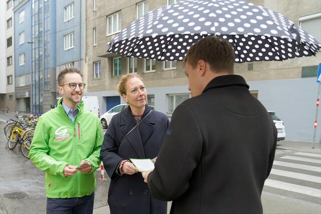 Mit Verteil-Aktionen vor Schulen bis Juni möchten die Grünen auf die Sicherheitslage in Bezug auf die Verkehrssicherheit vor Bildungseinrichtungen aufmerksam machen.  | Foto: Die Grünen
