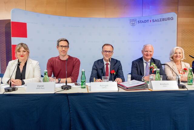 Die neue Stadtregierung bei ihrer Angelobung. Von links: Stadträtin Anna Schiester (Bürgerliste), Vizebürgermeister Kay-Michael Dankl (KPÖ Plus), Bürgermeister Bernhard Auinger (SPÖ), Vizebürgermeister Florian Kreibich (ÖVP) und Sozialstadträtin Andrea Brandner (SPÖ) | Foto: Stadt Salzburg/Wildbild