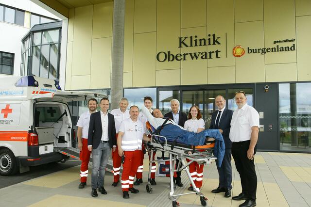 Manfred Zsifkovits aus Stinatz war der letzte Patient, der aus dem Altbau in die neue Klinik Oberwart überstellt wurde.  | Foto: Gesundheit Burgenland/Lexi