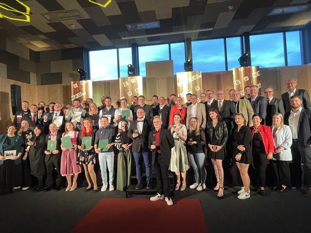 Die gesamten "Stars of Styria" und die Ehrengäste in der Jufa-Halle in Maria Lankowitz | Foto: Almer