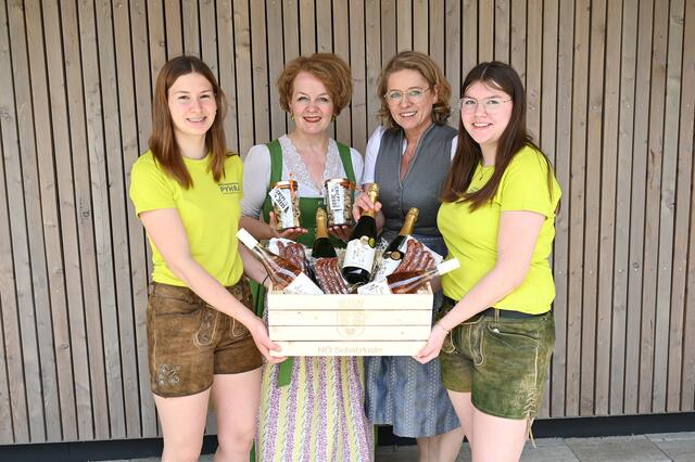 Schülerin Lena Steiner, Bildungs-Landesrätin Christiane Teschl-Hofmeister, NÖ Kellermeisterin Judith Hartl und Schülerin Kathrin Falkensteiner mit den Landesweinen und Schmankerln | Foto: Jürgen Mück