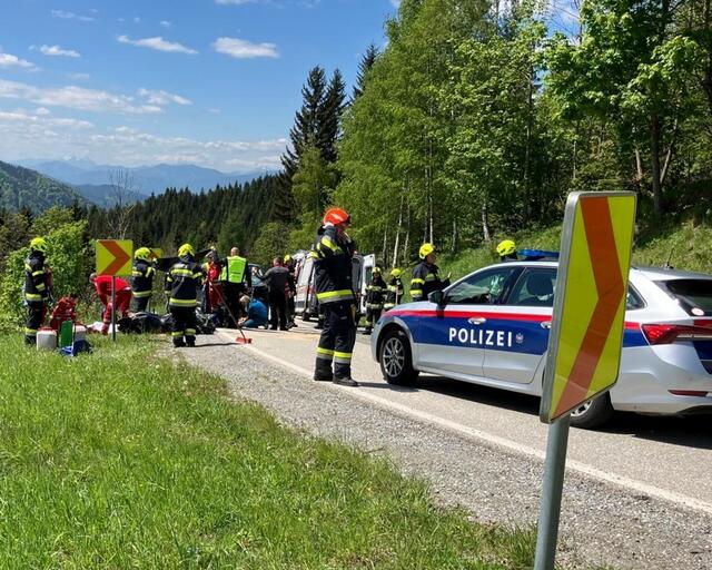 Einsatz für Feuerwehr, Polizei, die Rettung und den Hubschrauber am Feiertag auf dem Schanzsattel.  | Foto: BFVMZ/Brunnhofer