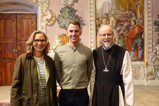 Die Obfrau des Freundeskreises Stift Stams, Isolde Woolley, ORF-Auslandskorrespondent Christophe Kohl und Hausherr Abt German Erd im Bernardisaal. | Foto: Josef Köll