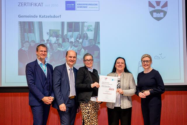 UNICEF-GF Mag. Christoph Jünger, Präs. Österr. Gemeindebund Bgm. DI Johannes Pressl, GR Michaela Pflug-Hladik, GR Annemarie Rall, Familienministerin MMag. Dr. Susanne Raab. | Foto: Harald Schlossko