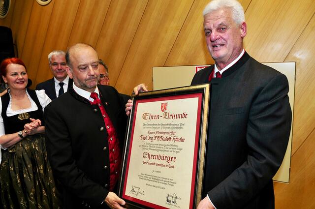 Bürgermeister Klaus Gritsch überreichte unter dem Applaus des Publikums die Ehrenbürger-Urkunde an Rudolf Häusler. | Foto: Hassl