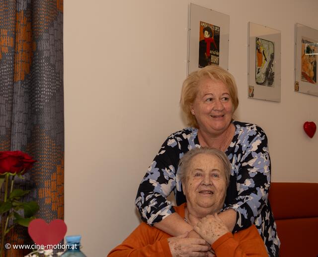 Brigitte mit Mama "Lilli". | Foto: www.cine-motion.at / Ivanek