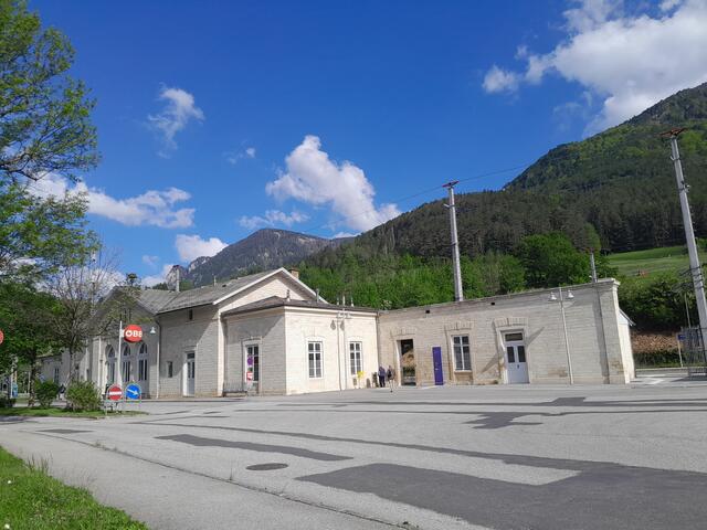 Ich starte am Bahnhof Payerbach und fahre mit Schienenersatz nach Breitenstein.