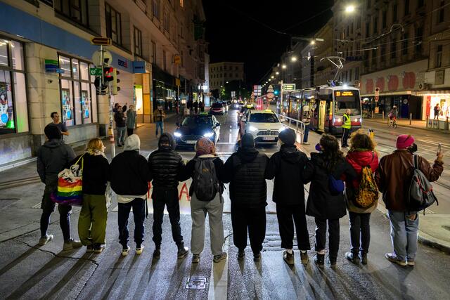 Aktivisten, die ein Pro-Palästina-Protestcamp auf dem Campus der Universität Wien auf dem Gelände des Alten AKH errichtet hatten, haben dieses am späten Mittwochabend, 8. Mai, nach Aufforderung der Polizei geräumt. Die Protestierenden versammelten sich, nachdem sie ihre Zelte zusammengepackt hatten, vor dem Campus in der Alser Straße und blockierten dort den Verkehr. | Foto: APA Slovencik