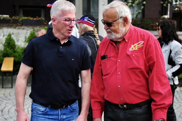 Fachsimpelei: Motorrade-Legende Felix Friessnig und Nicht-Motorradfahrer Bgm. Josef Singer | Foto: Hassl