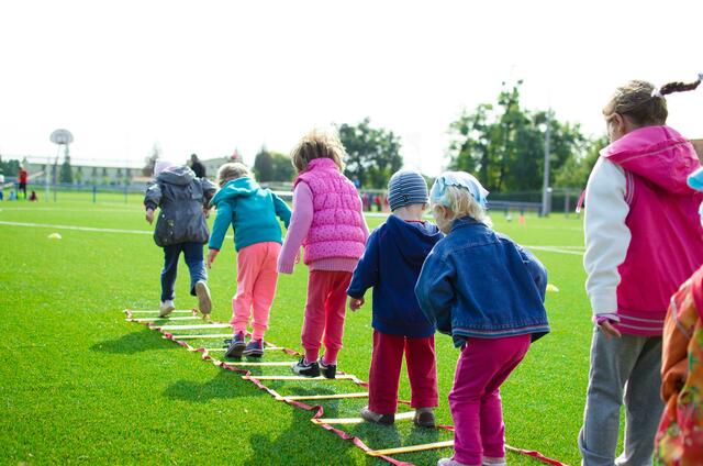 In Mehrstufenklassen lernen Kinder aus den Schulstufen eins bis vier von- und miteinander.  | Foto: Pexels/Lukas