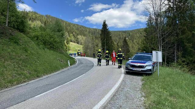 Im Einsatz war auch ein Rettungshubschrauber, mit dem der verletzte Motorradfahrer abtransportiert wurde. | Foto: BFVMZ/Brunnhofer