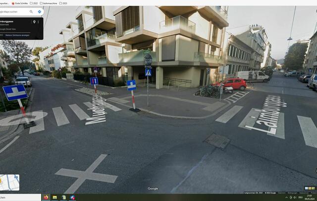 Blick in die Laimburggasse im Oktober 2022. 
Von staatlichen Blauglockenbäumen in reiner Natur ist nichts mehr ersichtlich - mittlerweile wurden sie sogar das dritte Mal umgeschnitten...
Beim Schriftzug "Muchargasse" sind zwei "Coronabäume", ein Apfel- und ein Birnenbaum ersichtlich.
Bildquelle: Google Streetview