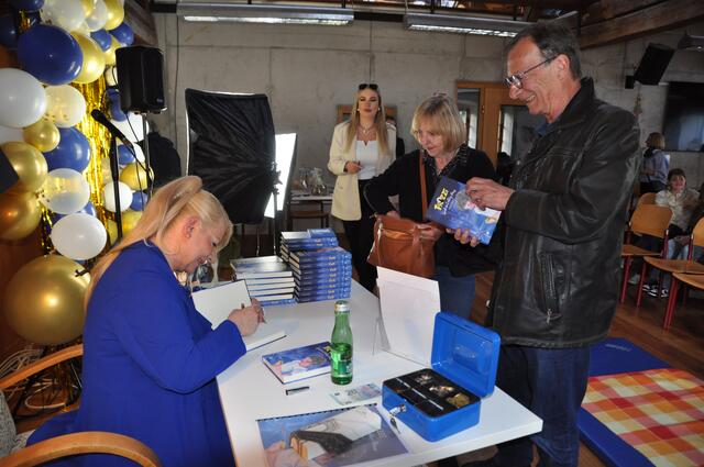 Im Anschluss an die Lesung signierte Autorin Etelka Kuprian noch zahlreiche Bücher für ihre neuen Fans. | Foto: Dorn