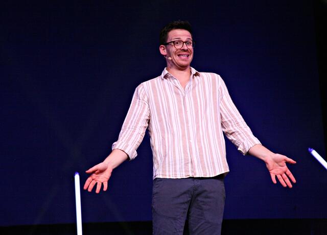 Auch in Tirol hat Martin Frank viele Fans und die Lacher im Glenthof voll und ganz auf seiner Seite.