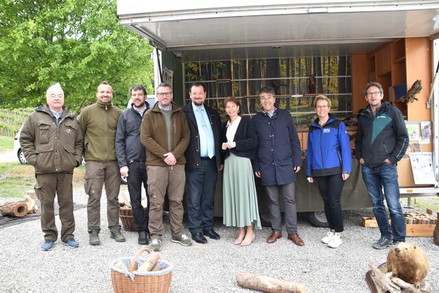 Bezirkshauptfrau Verna Sonnleitner (mitte) besucht die Waldjugendspiele. | Foto: Preineder