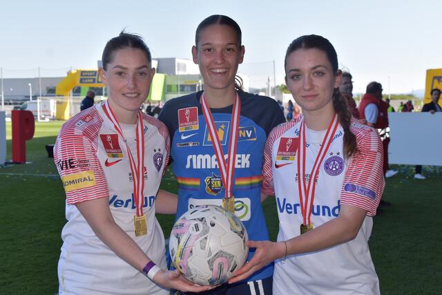 Burgenländerinnenfoto: Stefanie Schneeberger, Valentina Mädl und Anna Schorn am Ball | Foto: Michael Strini