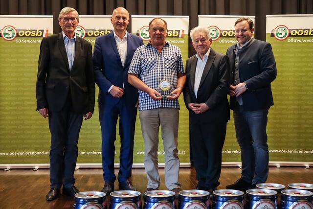 Gerhard Hasenöhrl, Bürgermeister Christian Dörfel, der Obmann der Ortsgruppe Karl Ofner-Wiesner, Landesobmann Josef Pühringer, BR-Vizepräsident Franz Ebner (von links).
 | Foto: OÖ Seniorenbund