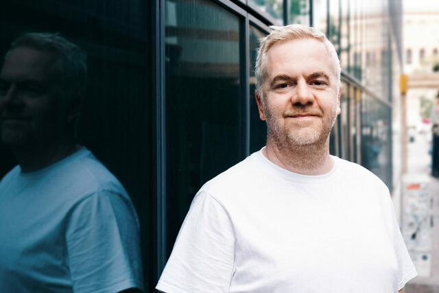 Der Mariahilfer Jürgen Bauer veröffentlichte kürzlich seinen fünften Roman "Styx". Er begann 2013 "aus einer Laune heraus" mit dem Schreiben.  | Foto: Daniel Schönherr