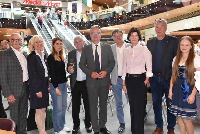 Eröffnungsgäste: Bgm. Georg Rosner (Oberwart), eo-Centerleitung Alexandra Wieseneder, LA Carina Laschober-Luif, Johann Drexler, LH Christopher Drexler, Gunter und Caroline Drexler, Bgm. Leopold Bartsch (Pinggau), Tourismusschülerin Julia Pinezich | Foto: Michael Strini